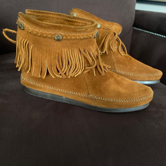 Minnetonka Moccasin boots - Picture 2 of 2